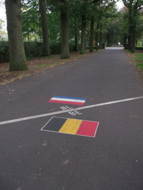 Dit is ook een leuke oplossing om de grens aan te geven, maak regelmatig een wandeling -gpswandelpaden.nl- er zijn nog verrassingen.